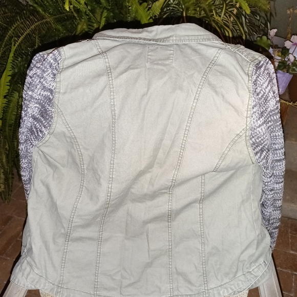 Cute hooded Jacket with multiple pockets - Picture 8 of 8